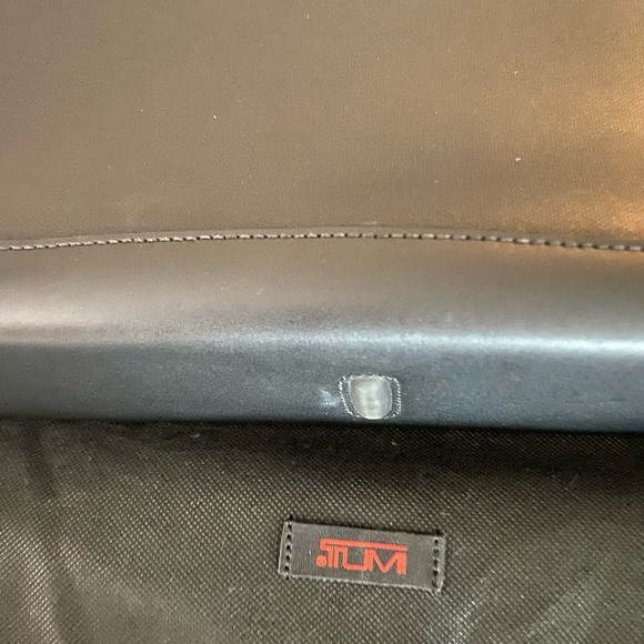TUMI ALL LEATHER BRIEFCASE/FOLIO - Picture 3 of 6